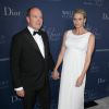 La princesse Charlene, enceinte de jumeaux et habillée par Dior Haute Couture, accompagnait le prince Albert II de Monaco lors des 30e Princess Grace Awards à Los Angeles le 8 octobre 2014.