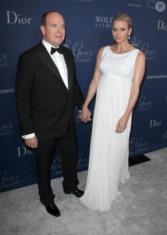 La princesse Charlene, enceinte de jumeaux et habillée par Dior Haute Couture, accompagnait le prince Albert II de Monaco lors des 30e Princess Grace Awards à Los Angeles le 8 octobre 2014.
