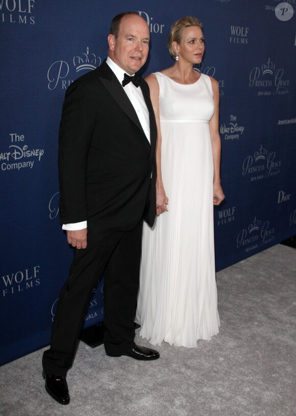 La princesse Charlene, enceinte de jumeaux et habillée par Dior Haute Couture, accompagnait le prince Albert II de Monaco lors des 30e Princess Grace Awards à Los Angeles le 8 octobre 2014.