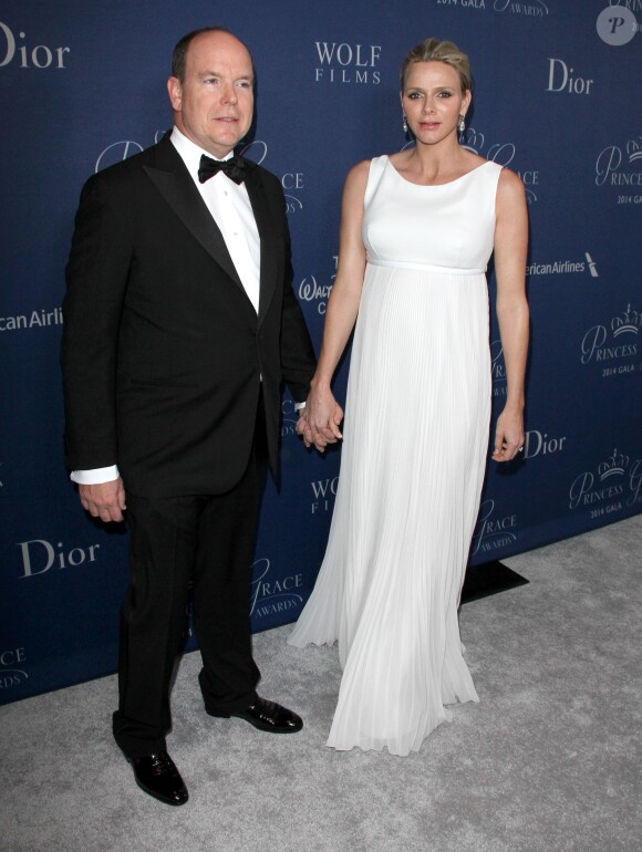 La princesse Charlene, enceinte de jumeaux et habillée par Dior Haute Couture, accompagnait le prince Albert II de Monaco lors des 30e Princess Grace Awards à Los Angeles le 8 octobre 2014.