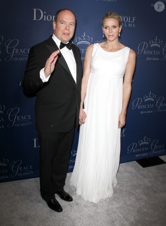La princesse Charlene, enceinte de jumeaux et habillée par Dior Haute Couture, accompagnait le prince Albert II de Monaco lors des 30e Princess Grace Awards à Los Angeles le 8 octobre 2014.