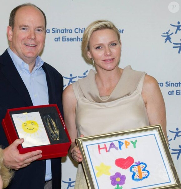 La princesse Charlene de Monaco, enceinte de jumeaux, et le prince Albert II de Monaco ont visité le 11 octobre 2014 le Barbara Sinatra Children's Center au profit des enfants défavorisés, et y ont reçu de touchants cadeaux.