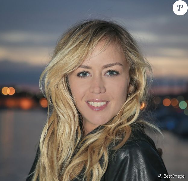 Exclusif - Enora Malagré pose sur un catamaran dans le port de Marseille le 4 avril 2014.