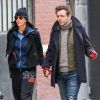 Michael Sheen et sa petite amie Sarah Silverman en promenade romantique main dans la main à New York, le 15 mars 2014.