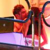 Zac Efron et Michelle Rodriguez s'embrassent sur un yacht à Ibiza. Le 31 juillet 2014.
