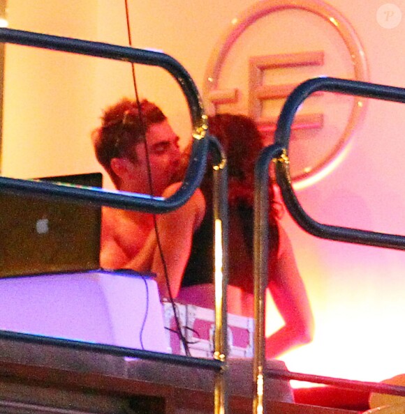 Zac Efron et Michelle Rodriguez s'embrassent sur un yacht à Ibiza. Le 31 juillet 2014.