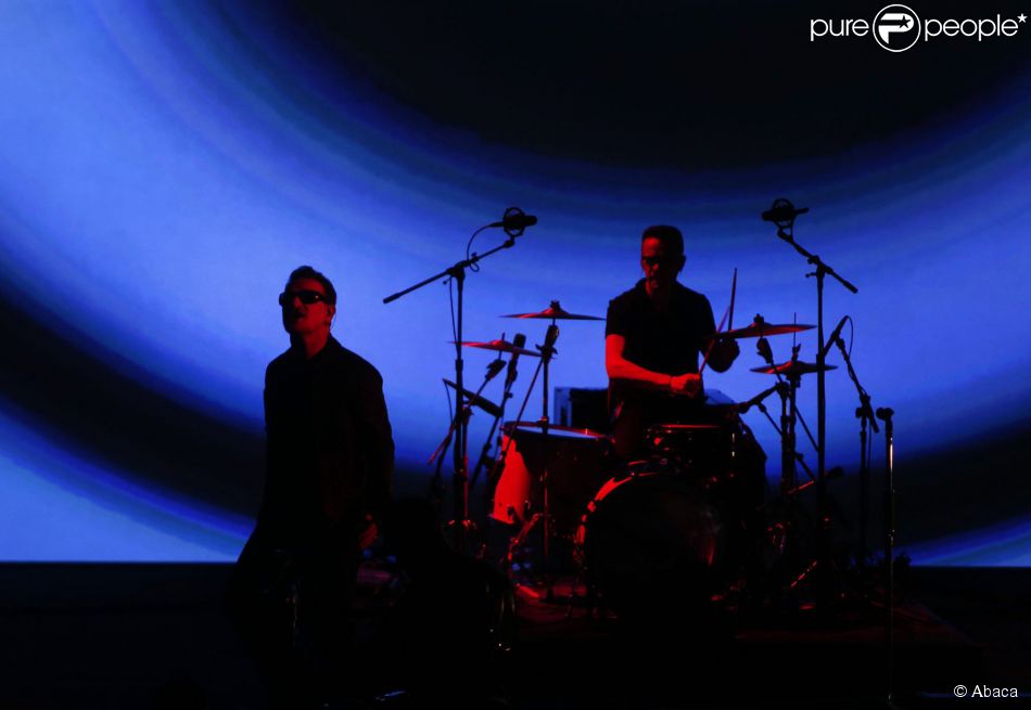  U2 sur sc&amp;egrave;ne &amp;agrave; Cupertino lors de la keynote Apple pour pr&amp;eacute;senter son nouvel album gratuit sur iTunes le 9 septembre 2014.&amp;nbsp; 