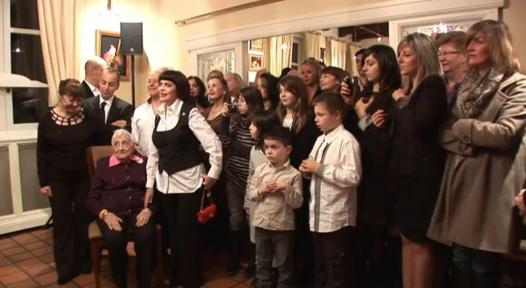 Mireille Mathieu et ses treize frères et soeurs célèbrent en famille les 90 ans de sa maman Marcelle-Sophie à Coudekerque-Branche, le 17 décembre 2011.