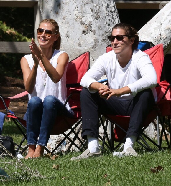 Heidi Klum et son petit ami Vito Schnabel assistent au match de football des enfants de Heidi à Los Angeles, le 27 septembre 2014.