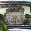 Cercueil de Peaches Geldof (décoré d'une peinture représentant Peaches avec sa famille et ses chiens) décédée à l'âge de 25 ans, en l’église de « St Mary Magdalene and St Lawrence » dans le village de Davington en Angleterre, le 21 avril 2014 