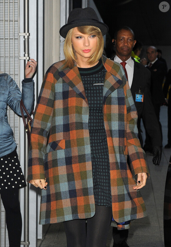 Taylor Swift arrive dans les studios de la radio Capital pour une interview à Londres, le 8 octobre 2014.