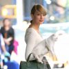 Taylor Swift se promène avec son chat à New York le 16 septembre 2014.