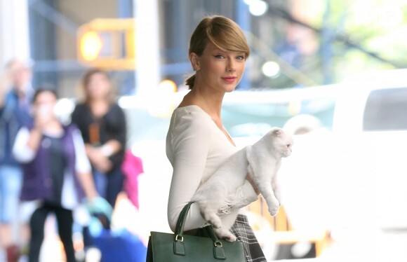 Taylor Swift se promène avec son chat à New York le 16 septembre 2014.