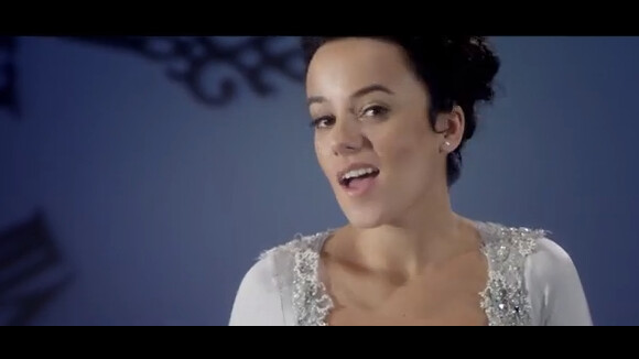 Alizée : Une Cendrillon décolletée dans le clip de ''Tendre Rêve''