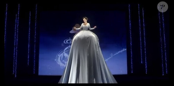La chanteuse Alizée dans le clip de Tendre rêve de Cendrillon pour l'album We Love Disney 2