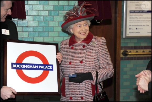 La reine Elizabeth II rencontrant les policiers du métro londonien à la station Aldgate en février 2010