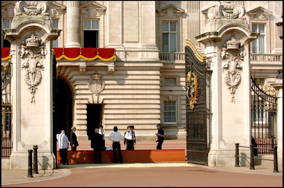 Des policiers à Buckingham Palace en pleins préparatifs de la parade Trooping the Colour en juin 2006.