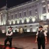 Des policiers dans la cour de Buckingham Palace le 22 juillet 2013 après l'annonce de la naissance du prince George de Cambridge