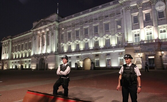 Des policiers dans la cour de Buckingham Palace le 22 juillet 2013 après l'annonce de la naissance du prince George de Cambridge