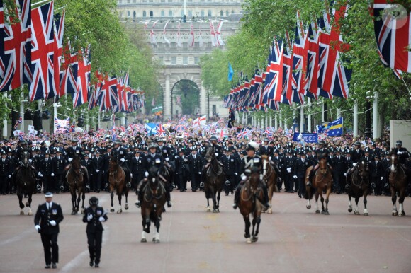 Les services de police défilant sur le Mall devant Buckingham Palace lors du jubilé de diamant d'Elizabeth II le 5 juin 2012