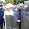 Camilla Parker Bowles avec des réservistes de la police lors d'une garden party à Buckingham Palace le 16 juillet 2009