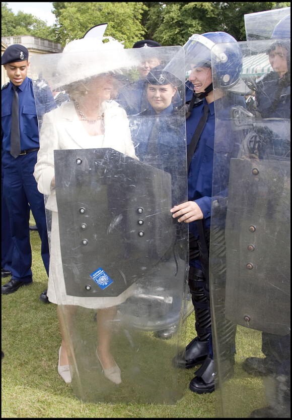Camilla Parker Bowles avec des réservistes de la police lors d'une garden party à Buckingham Palace le 16 juillet 2009