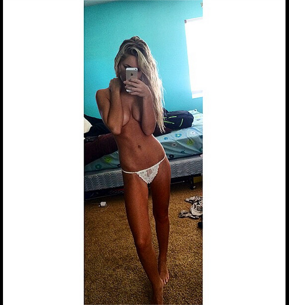 Madison Louch, mannequin signé chez Willow Models. Selfie topless pour prouver sa ''pizza diet''. Photo Instagram, 14 octobre 2014.