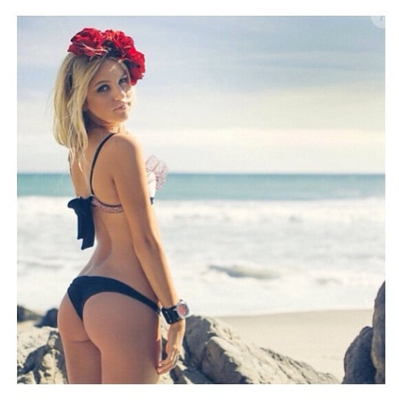 Madison Louch, mannequin signé chez Willow Models, en photo pour Crispy Bikinis. Photo Instagram, mars 2014.