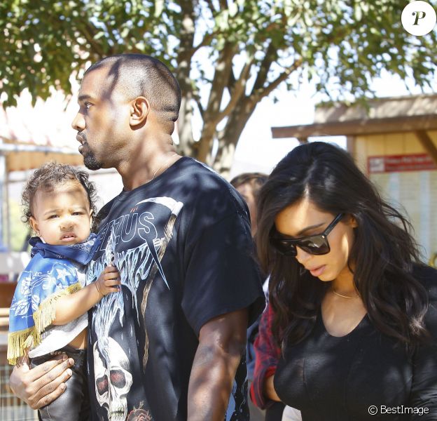 Kim Kardashian avec son mari Kanye West, leur fille North ainsi que toute la famille Kardashian &agrave; Moonpark Los Angeles, le 18 Octobre 2014 