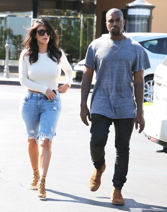 Kim Kardashian et son mari Kanye West à la sortie d'un cinéma à Calabasas, le 19 octobre 2014