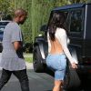 Kim Kardashian et son mari Kanye West à la sortie d'un cinéma à Calabasas, le 19 octobre 2014