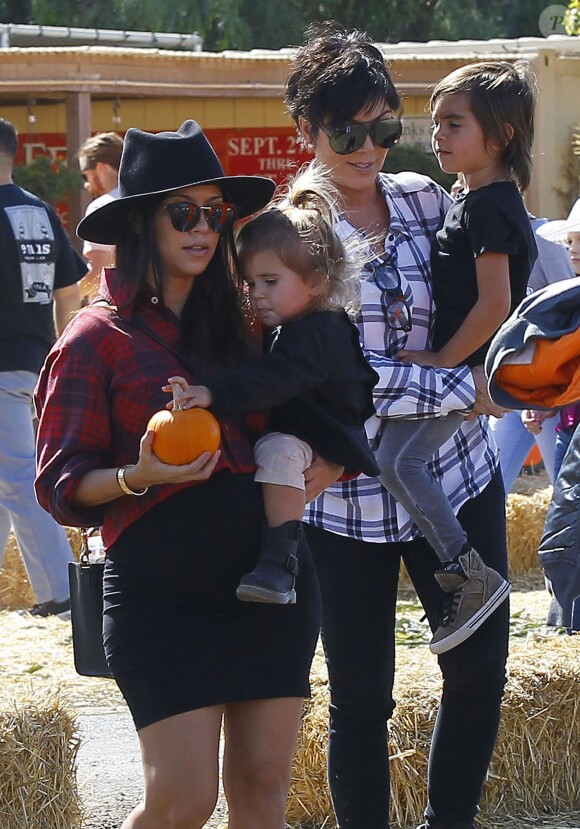 Kourtney Kardashian et ses enfants Penelope et Mason à Moonpark Los Angeles, le 18 Octobre 2014 avec Kris Jenner