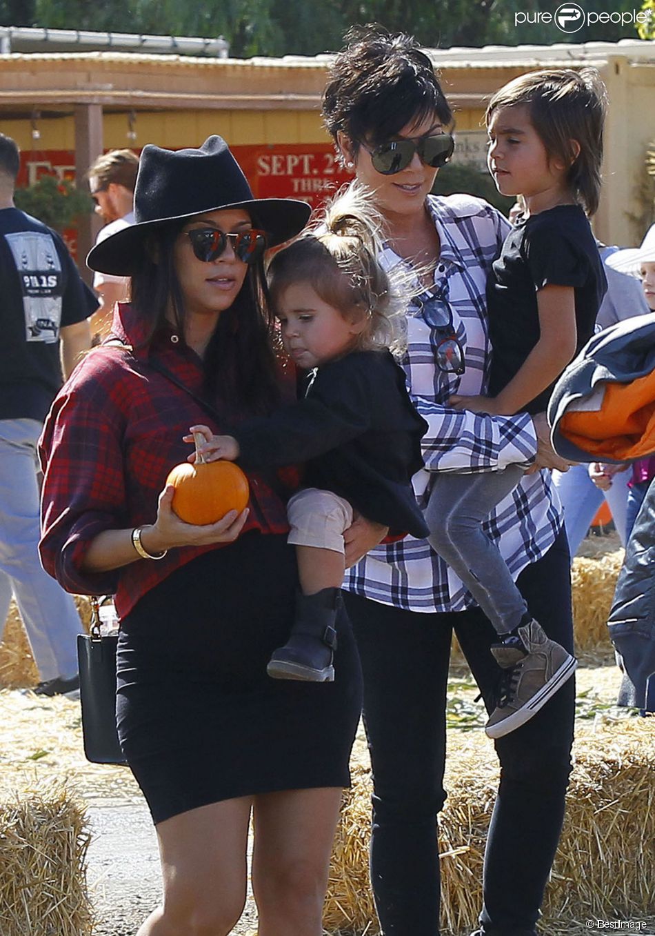   Kourtney Kardashian et ses enfants Penelope et Mason &amp;agrave; Moonpark Los Angeles, le 18 Octobre 2014 avec Kris Jenner  