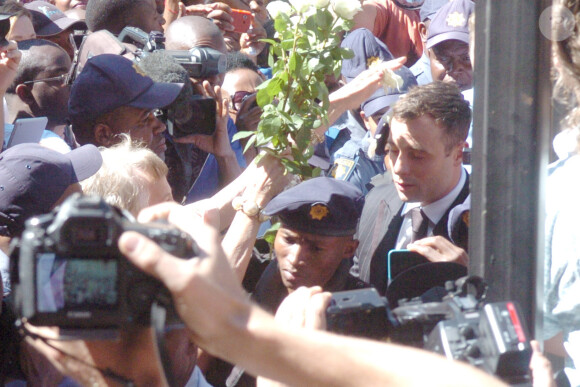 Oscar Pistorius lors de son arrivée au tribunal de Pretoria le 21 octobre 2014, dernier jour de son procès pour le meurtre de Reeva Steenkamp qui l'a vu être condamné à cinq ans de prison