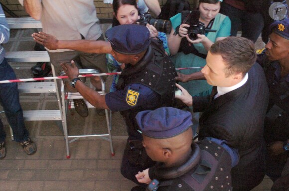 Oscar Pistorius lors de son arrivée au tribunal de Pretoria le 21 octobre 2014, dernier jour de son procès pour le meurtre de Reeva Steenkamp qui l'a vu être condamné à cinq ans de prison