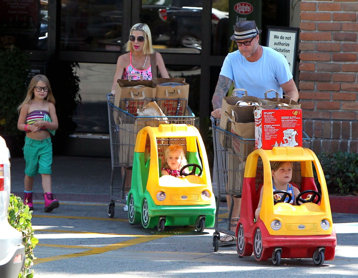 Vidéo : Tori Spelling fait du shopping avec son mari Dean McDermott et