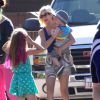 Tori Spelling et son mari Dean McDermott avec leurs enfants Liam, Stella, Hattie et Finn à Malibu, le 21 août 2014.