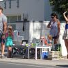 Tori Spelling et son mari Dean McDermott aident leurs enfants Liam, Stella, Hattie et Finn à tenir un stand de vente de limonade devant chez eux à Malibu, le 21 août 2014. 