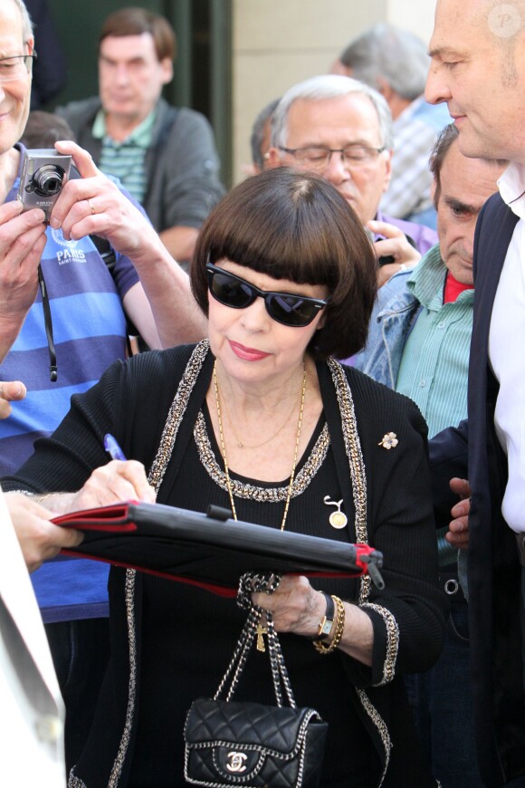 Exclusif - Mireille Mathieu accueillie par ses admirateurs devant la station RTL où elle faisait la promotion de son triple best of, le 1er octobre 2014.