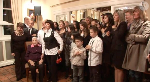 Mireille Mathieu et ses treize frères et soeurs célèbrent en famille les 90 ans de sa maman Marcelle-Sophie à Coudekerque-Branche, le 17 décembre 2011.