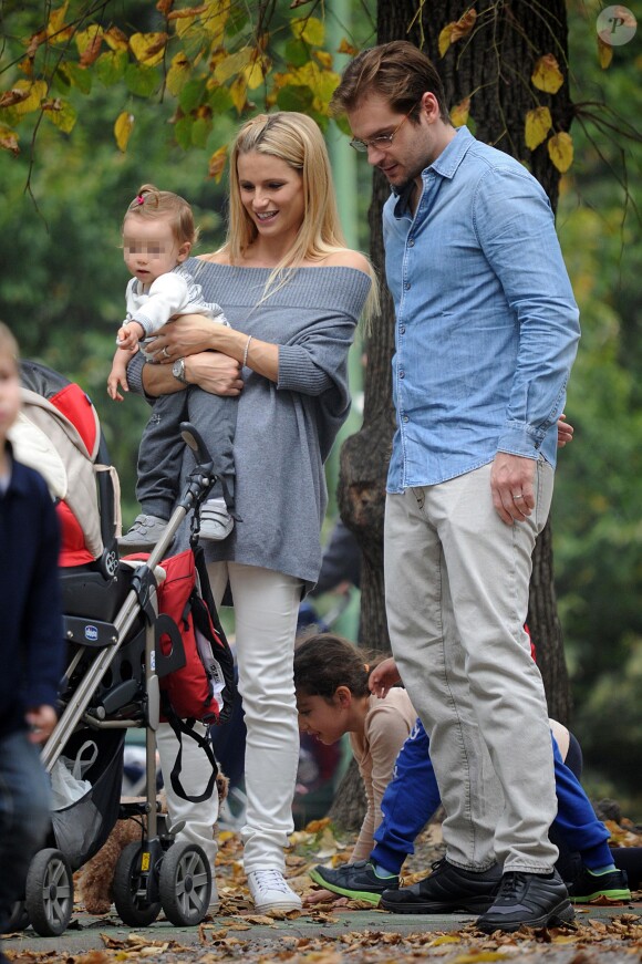 Michelle Hunziker, enceinte de son troisième enfant, et Tomaso Trussardi, tout jeunes mariés, ont passé du bon temps avec leur fille Sole, un an, le 19 octobre 2014 dans un parc de Milan.