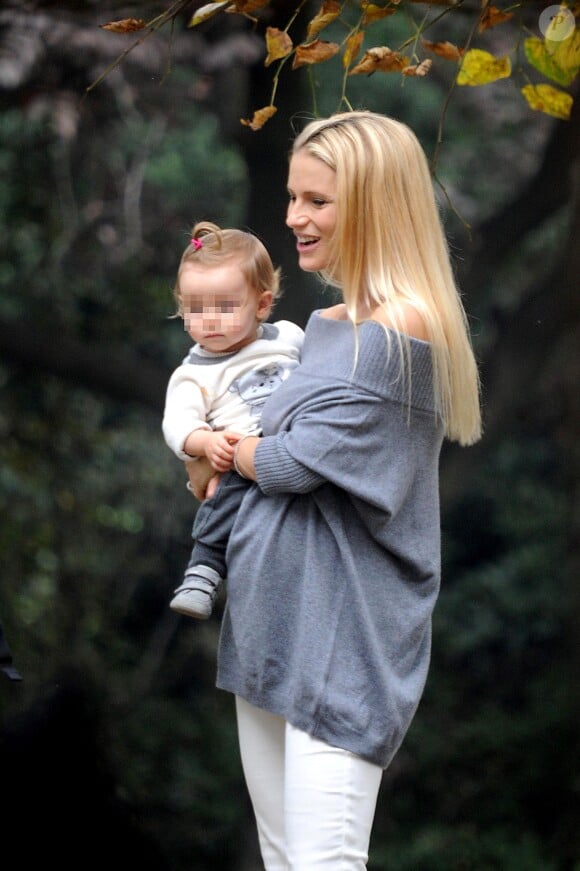 Michelle Hunziker, enceinte de son troisième enfant, a passé du bon temps avec sa fille Sole, un an, le 19 octobre 2014 dans un parc de Milan.