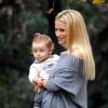 Michelle Hunziker, enceinte de son troisième enfant, a passé du bon temps avec sa fille Sole, un an, le 19 octobre 2014 dans un parc de Milan.