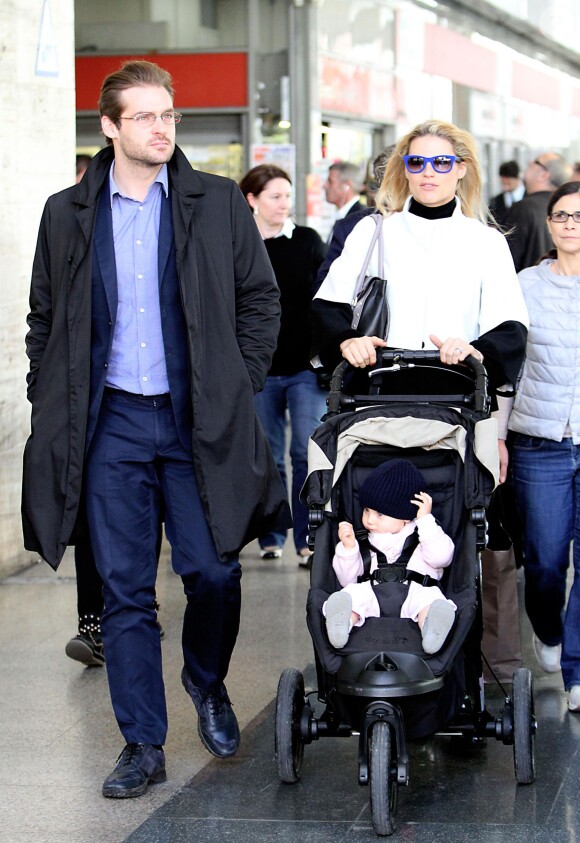 Michelle Hunziker, Tomaso Trussardi et leur fille Sole (1 an) arrivent à Rome depuis Milan en train. Le 22 octobre 2014. 