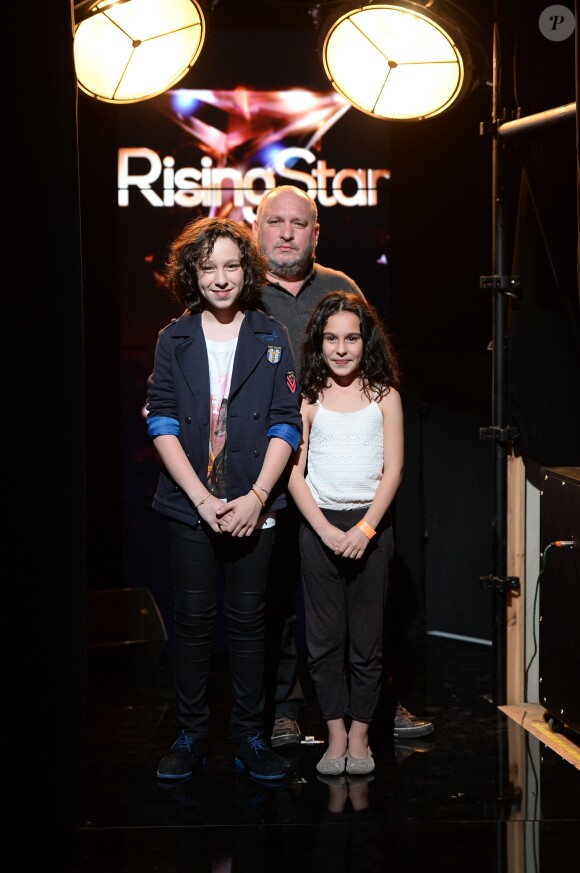 EXCLUSIF - Rising Star 2014. Léo et sa famille lors du Prime 5 de Rising Star diffusé sur M6, a la cité du Cinéma a Saint-Denis, France le 23 octobre  2014.
