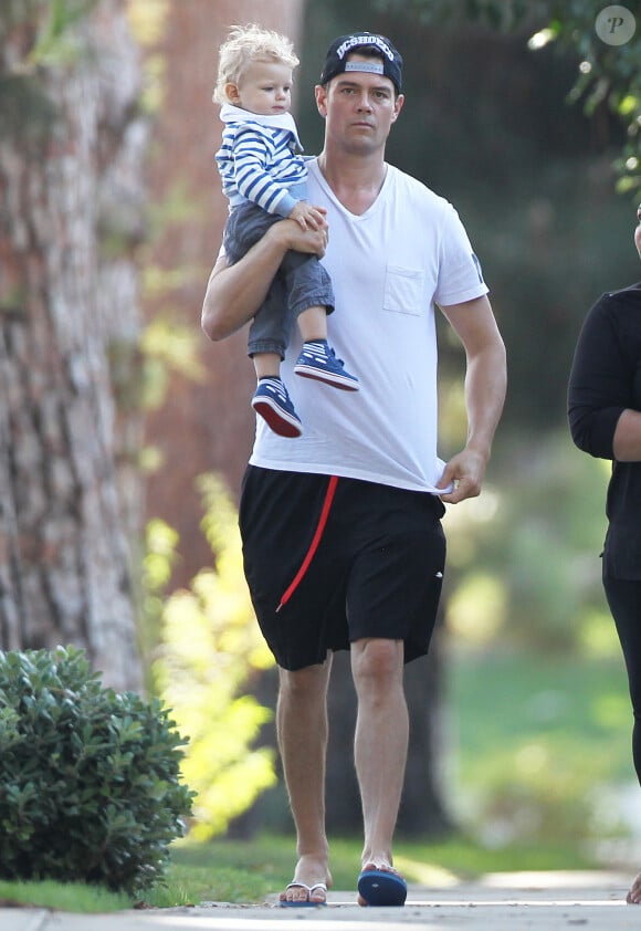 Exclusif - Josh Duhamel emmène son fils Axl à la crèche à Santa Monica, le 23 octobre 2014.