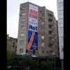 Une immense affiche annonçant la naissance de Stefan, le fils de Novak Djokovic, a été posée sur le mur d'un immeuble de Belgrade, au-dessus du restaurant du joueur de tennis, annonçant la naissance du petit garçon le 21 octobre