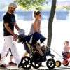 Gisele Bündchen, son mari Tom Brady et leurs enfants, accompagnés de leur chien Lua, à Boston, le 23 août 2014