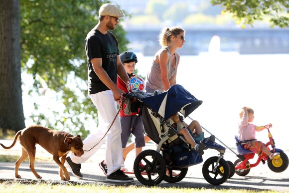 Gisele Bündchen, son mari Tom Brady et leurs enfants, accompagnés de leur chien Lua, à Boston, le 23 août 2014
