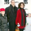 Elizabeth Vargas, son mari et leurs enfants Zachary et Samuel, à la première de L'âge de glace, à New York, le 11 mars 2002.